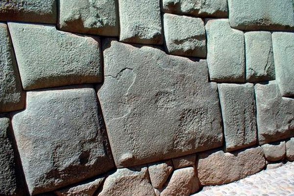 piedra-de-12-angulo-walking-tours-Cusco